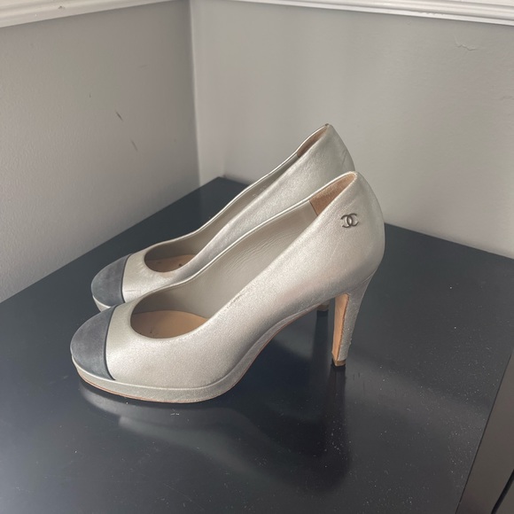 Chanel CC heels size 36 fits like 5 1/2 - Picture 1 of 6